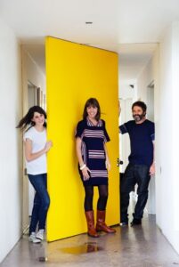 Puertas increíbles ¡En serio no lo podrás creer! 11 cool-yellow-door-in-the-corridor-and-white-wall-630x940