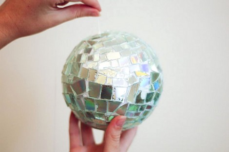 ¡Lo que hacen con estos viejos CD es increíble! 15 Crea_bola_disco_con_CDs-paso3