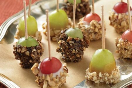 Decora la fiesta de año nuevo ¡Hazlo fácil, barato e increíble! 1 bocadillos-de-uva-con-caramelos-toffee-y-chocolate