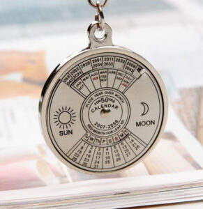 Calendarios originales ¡Vas a querer el tuyo! 1 Super-Perpetual-Calendar-Unique-Metal-Key-Chain-Ring-50-Years-Keyring-KeyChain