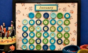 Calendarios originales ¡Vas a querer el tuyo! 11 calendario-hecho-con-papel-y-botones-300x183