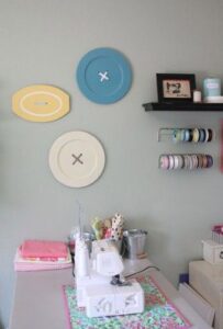 Decoraciones originales para casas ¡Haz la tuya! 17 Decoracion-de-pared-con-botones-2-339x500