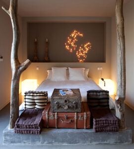 Decoraciones originales para casas ¡Haz la tuya! 15 ramas-a-los-pies-de-la-cama