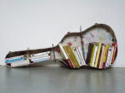 Decoraciones originales para casas ¡Haz la tuya! 5 reciclajeguitarra-biblioteca