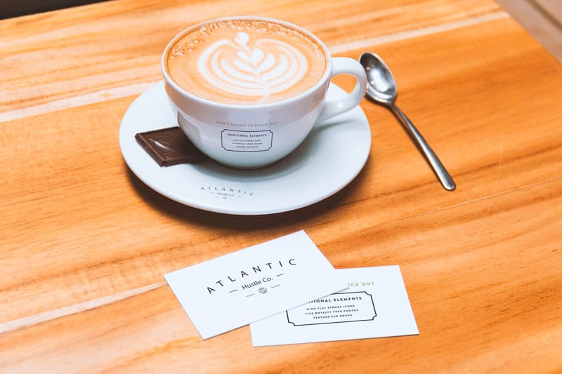 17 Mockups de tazas de café gratis en photoshop 35 mockup de taza + tarjeta de presentación