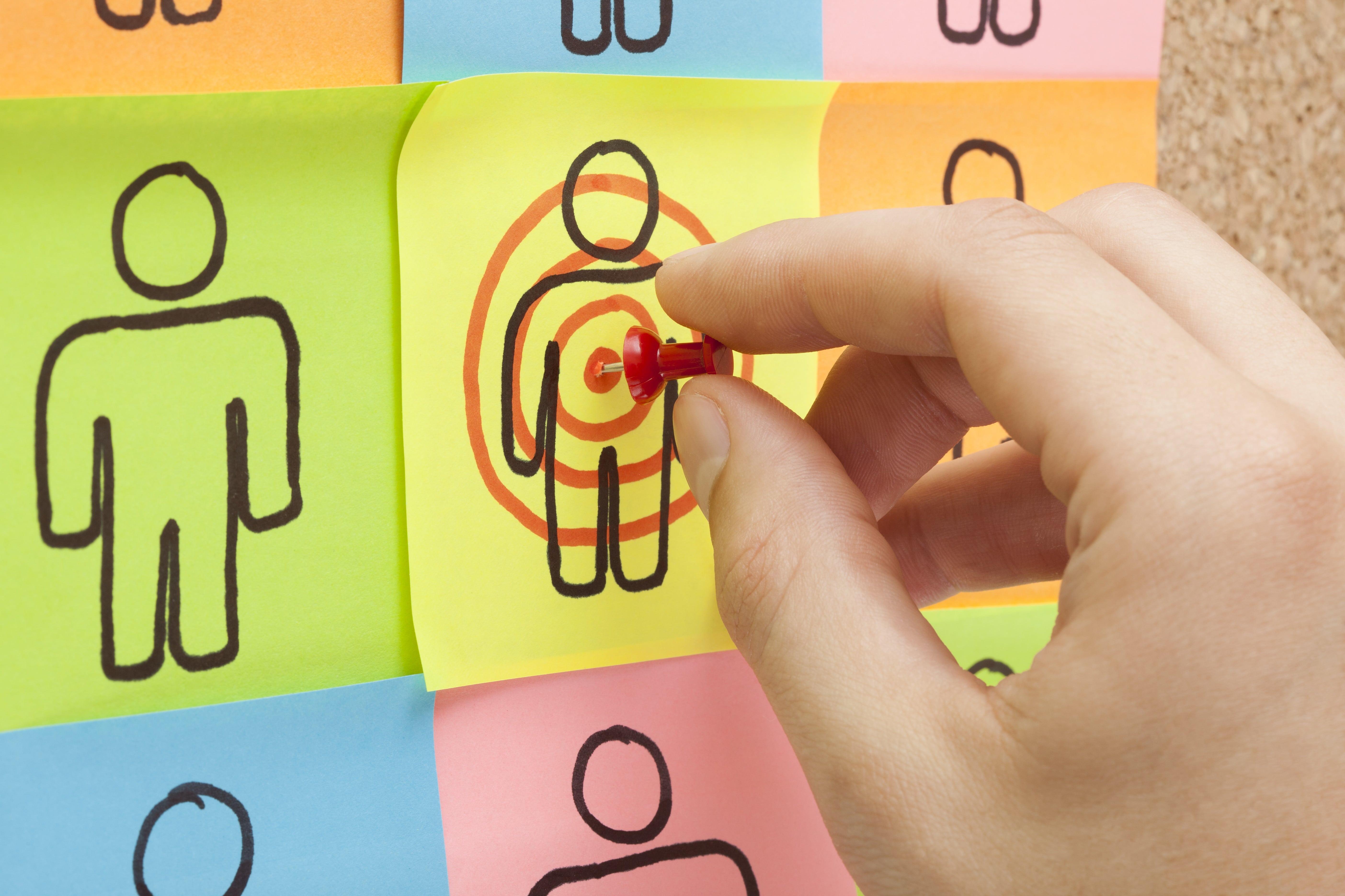 6 Preguntas que te ayudarán a formular el concepto para el diseño de tu logotipo 2 Target Your Customers Hand