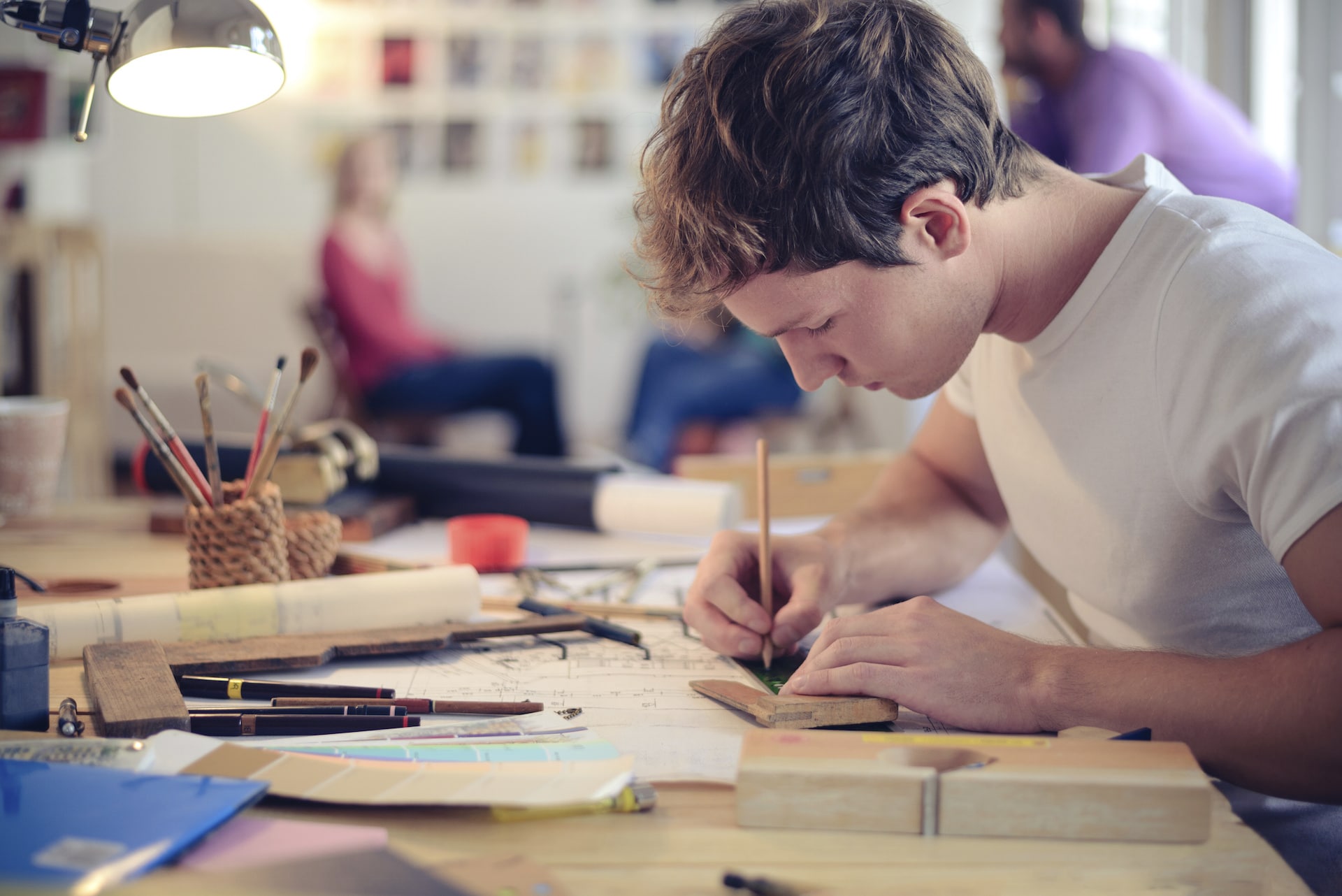 6 Factores claves sobre diseño de logo para lograr un buen branding 1 Architect Working On Blueprint